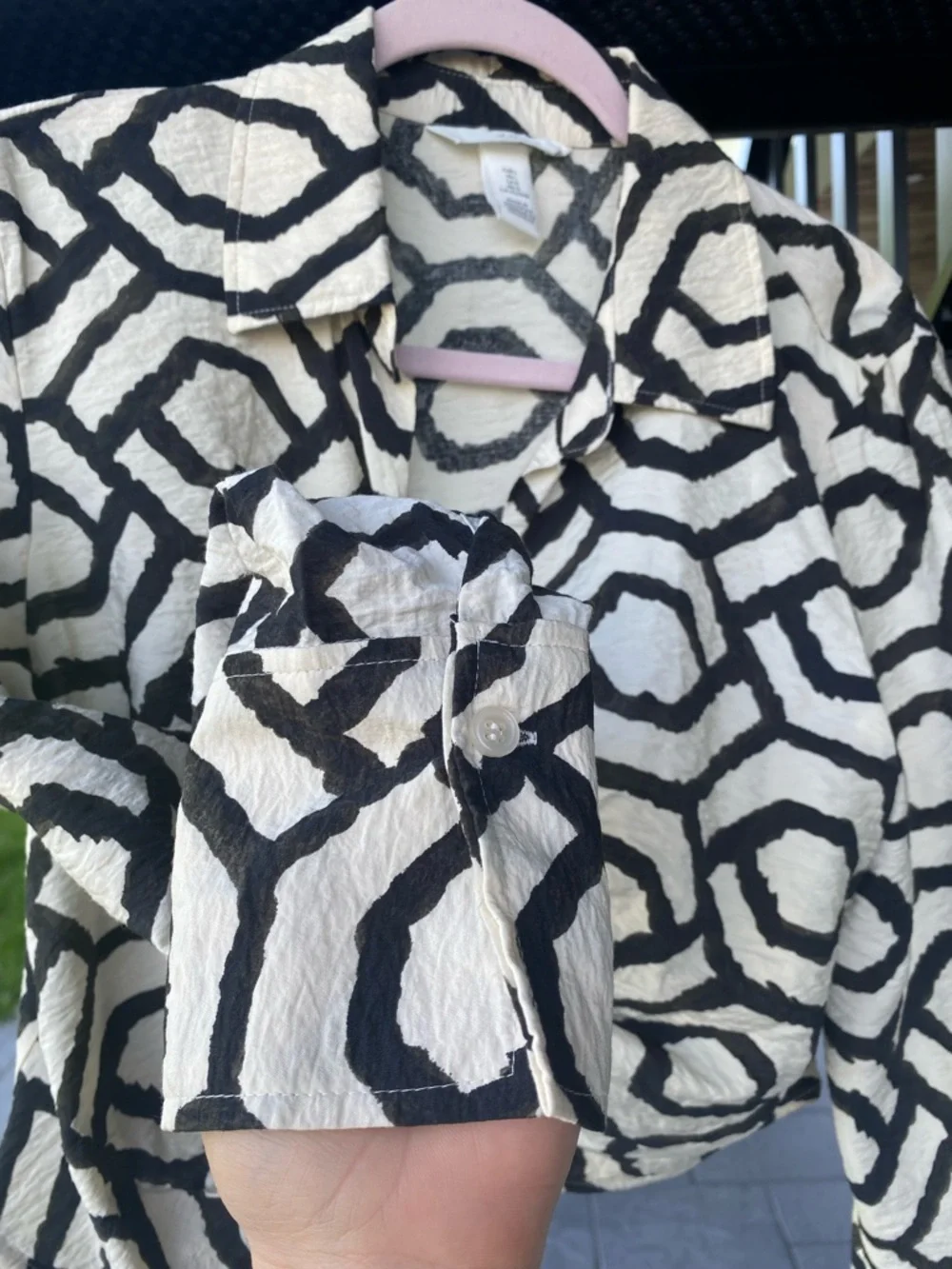 H&M Black Cream Geometric Ruched Crop Button Down Shirt Large Viscose Blend Soft - Picture 10 of 11